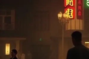 一起看影视站内片单主视觉，桌面上摊开放着写满片名与时长的手写卡片